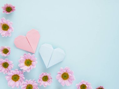 Kağıt kalp mavi zemin üzerine Pembe Gelbera çiçeklerin güzel çiçekleri