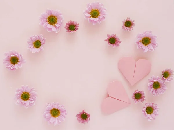 Gyönyörű Virágok Rózsaszín Gerbera Százszorszép Virágok Rózsaszín Háttér Papír Szívvel — Stock Fotó