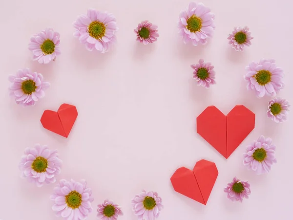 Foto Vackra Blommor Rosa Gerbera Daisies Blommor Med Pappershjärtan Rosa — Stockfoto