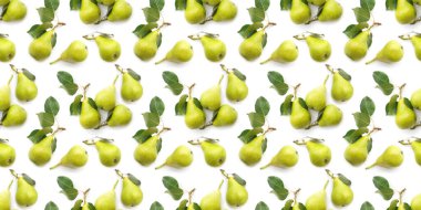 Beyaz arkaplanda yapraklı yeşil armutlar, üst görünüm