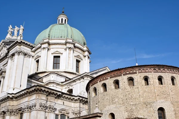 Las dos iglesias de Piazza del Duomo en Brescia - Lombardía - Ita —  Fotos de Stock