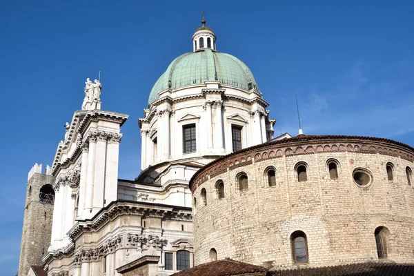 布雷西亚-伦巴第-Ita 在大教堂广场的两座教堂 — 图库照片
