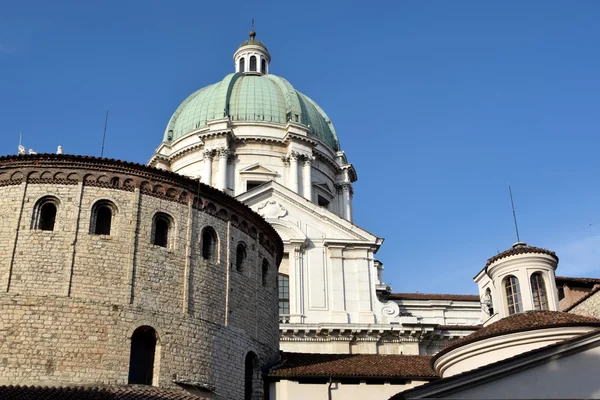 As duas igrejas da Piazza del Duomo em Bréscia - Lombardia - Ita — Fotografia de Stock