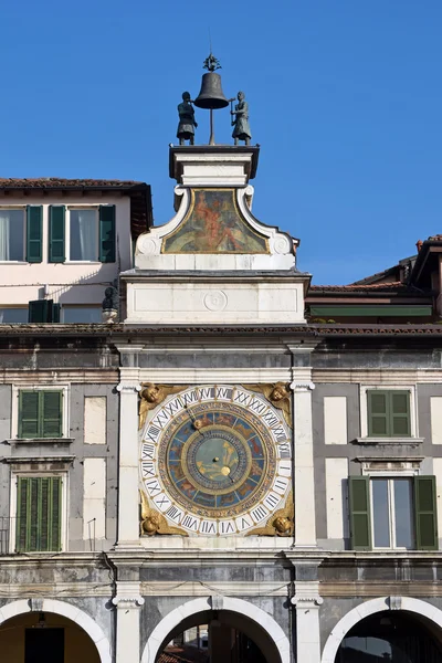 Древние часы на площади Пьяцца делла Лоджа в Брешии — стоковое фото