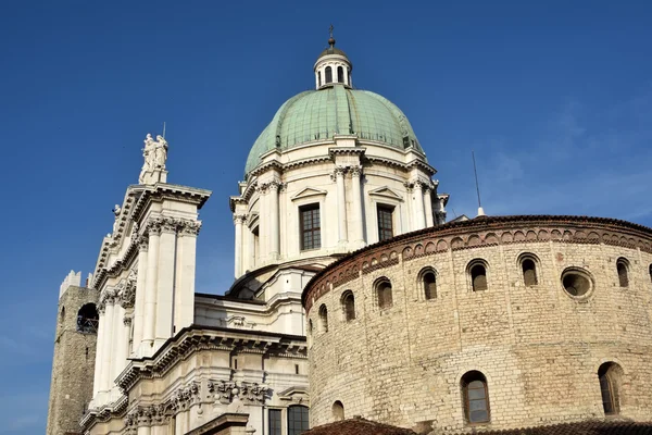 De twee kerken van Piazza del Duomo in Brescia - Lombardije - Ita — Stockfoto