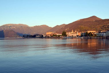 Panoramik Iseo küçük kasaba ve Lake Iseo için yapılan Bresci