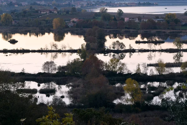 Προβολή της «λίμνης Torbiere» από τη λίμνη Iseo για την επαρχία της Μπρες — Φωτογραφία Αρχείου