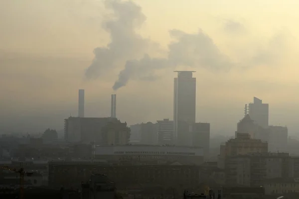 Luftföroreningar i en industristad — Stockfoto