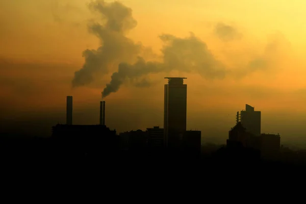 污染严重的工业城市的全景视图 — 图库照片