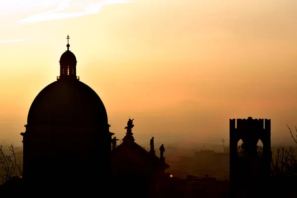 Panoramiczny widok na kopułę katedry Brescia — Zdjęcie stockowe