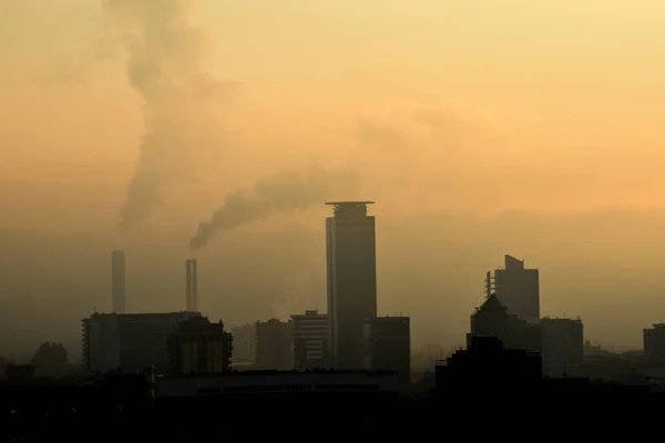 污染严重的工业城市的全景视图 — 图库照片