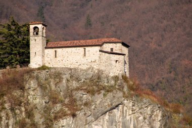 Rocca ülkede kilise Ortaçağ - İtalya ile Nozza