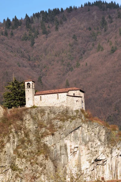Rocca w kraju Nozza z średniowiecznym kościele — Zdjęcie stockowe