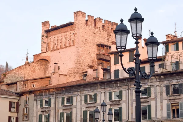 Der abgebrannte Turm der Piazza della Loggia in Brescia in Lombardei - — Stockfoto