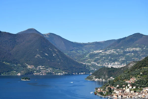 Iseosee und ein Blick auf die monte isola - brescia - italien — Stockfoto