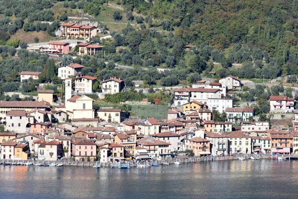 La ciudad de Peschiera a Montisola en el lago Iseo — Foto de Stock