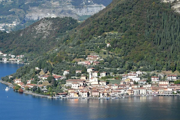 La ciudad de Peschiera a Montisola en el lago Iseo —  Fotos de Stock