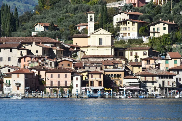 La ciudad de Peschiera a Montisola en el lago Iseo —  Fotos de Stock