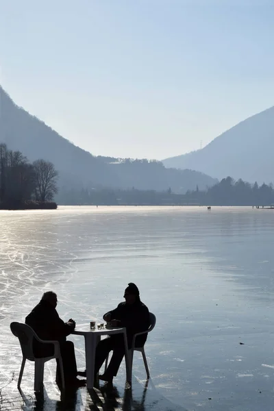 Ένα κρύο καφέ ευχαριστώ - Λίμνη Endine - Μπέργκαμο - Ιταλία — Φωτογραφία Αρχείου