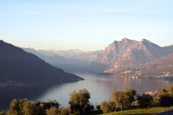 Μια Υποβλητική Θέα Στη Λίμνη Iseo Στο Ηλιοβασίλεμα Λομβαρδία Ιταλία — Φωτογραφία Αρχείου