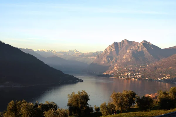 Una suggestiva vista sul Lago d'Iseo al tramonto — Foto Stock