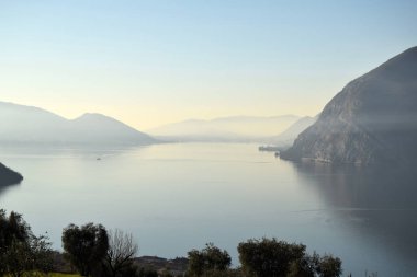 Lake Iseo düşündüren bir görünüm sis - Lombardy - İtalya ile gün batımında