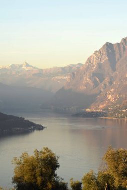 Lake Iseo düşündüren bir görünüm sis - Lombardy - İtalya ile gün batımında