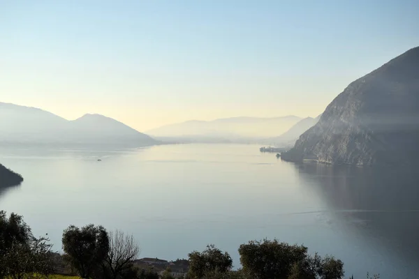 Een Suggestieve Uitzicht Het Iseomeer Bij Zonsondergang Met Mist Lombardije — Stockfoto