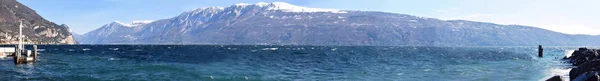 Gardasjön i stormen i en vinter dag - Brescia-Gardasjön - Italien — Stockfoto
