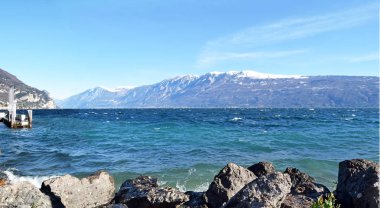 Bir kış günü - Brescia - İtalya fırtınada Garda Gölü