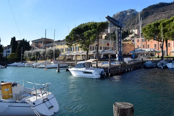 El pequeño puerto de Bogliaco en el lago de Garda - Italia —  Fotos de Stock