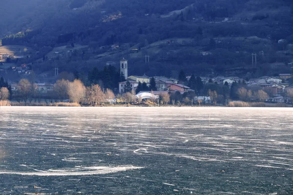 Озеро Endine провінція Бергамо повністю заморожено — стокове фото