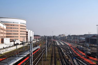 Demiryolu - raylar üzerinde uzun bir yolculuk için bir demiryolu bölümünün havadan görünümü
