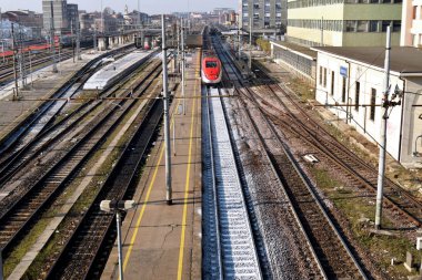Demiryolu - raylar üzerinde uzun bir yolculuk için bir demiryolu bölümünün havadan görünümü