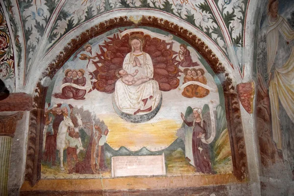 Los maravillosos frescos abandonados en la iglesia de Zone en el Lago I —  Fotos de Stock