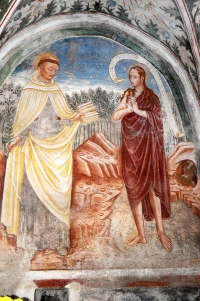 I meravigliosi affreschi abbandonati nella chiesa della Zona al Lago I — Foto Stock