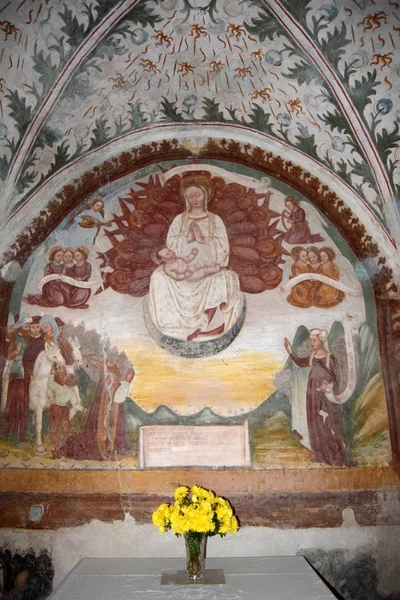 Les magnifiques fresques abandonnées dans l'église de Zone au lac I — Photo