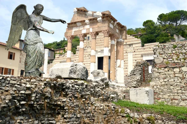 A Vênus Alada e o Fórum Romano de Bréscia - Itália — Fotografia de Stock