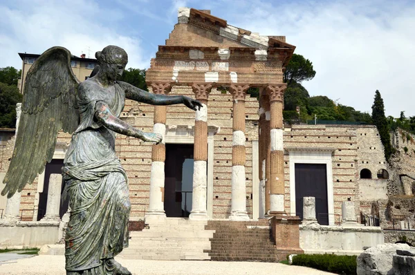 A Vênus Alada e o Fórum Romano de Bréscia - Itália — Fotografia de Stock