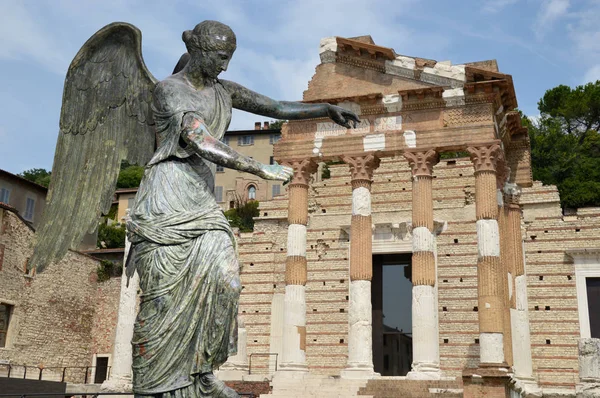 Okřídlený Venuše a Forum Romanum, Brescia - Itálie — Stock fotografie