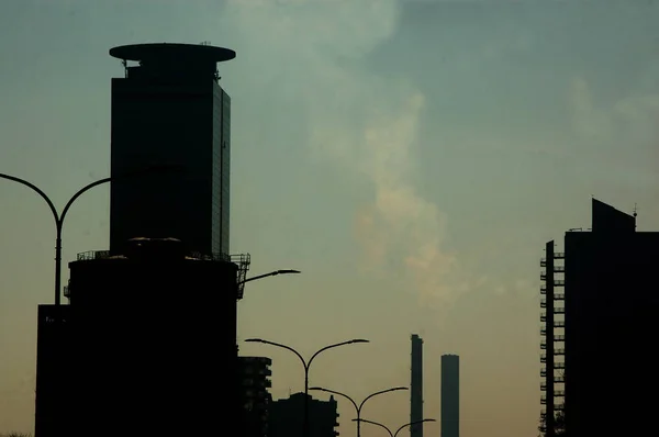 Загрязнение окружающей среды в городах - Брешиа - Италия — стоковое фото