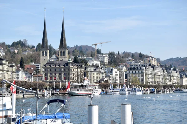 Panoramisch uitzicht over de stad van Luzern en zijn meer - Zwitserland — Stockfoto
