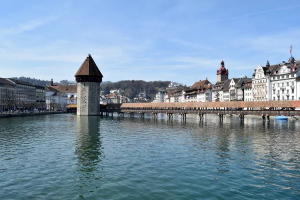 A ponte coberta abrangendo o Lago de Lucerna - Lucerna - Swit — Fotografia de Stock