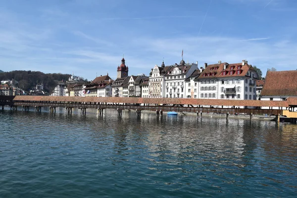 A ponte coberta abrangendo o Lago de Lucerna - Lucerna - Swit — Fotografia de Stock