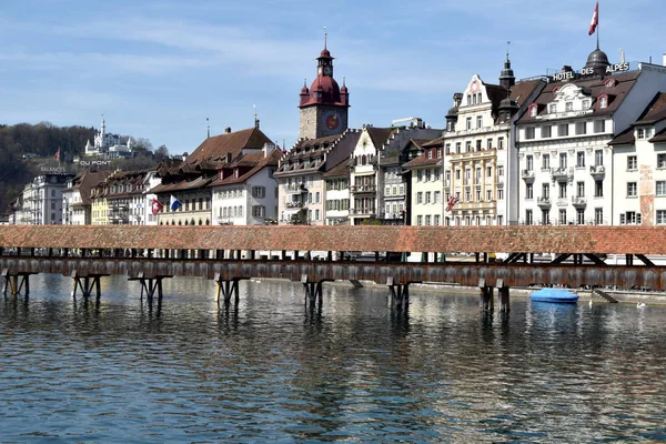 The covered bridge spanning the Lake of Lucerne - Lucerne - Swit — Stock Photo, Image