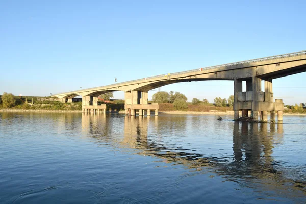 Nehri Üzerinde Bir Köprü Görünümü — Stok fotoğraf
