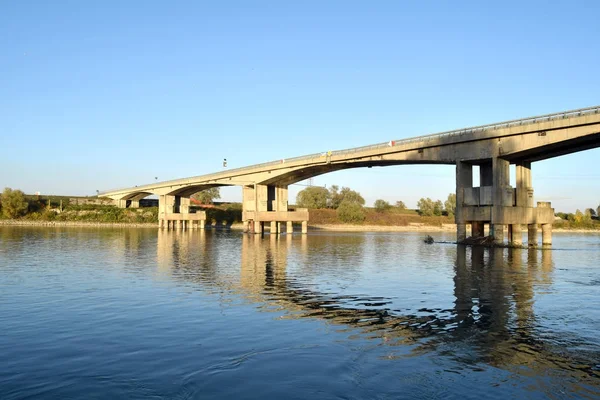 Een brug over de rivier de Po - Italië — Stockfoto