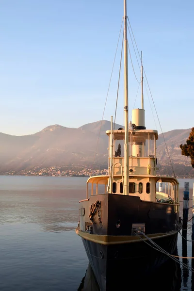 Lake Iseo üzerinde eski bir tekne palamarla — Stok fotoğraf