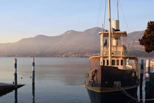 Um velho barco atracado no Lago Iseo — Fotografia de Stock