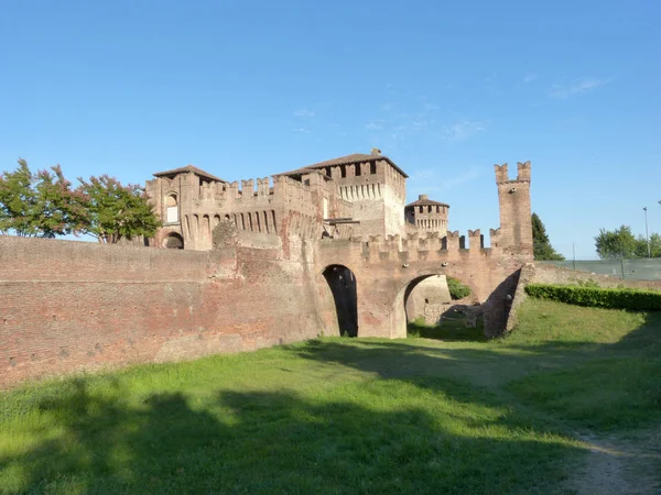 Las poderosas murallas del Castillo medieval de Soncino - Cremona - I — Foto de Stock